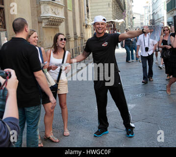 DJ Pauly D versucht, Kunden, o ' Pizzeria Vesuvio während Staffel 4 von MTVs "Jersey Shore" in Florenz, Itlay am 23. Mai 2011 zu lenken. Foto von Francis Specker Stockfoto