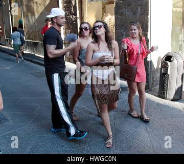 DJ Pauly D versucht, Kunden, o ' Pizzeria Vesuvio während Staffel 4 von MTVs "Jersey Shore" in Florenz, Itlay am 23. Mai 2011 zu lenken. Foto von Francis Specker Stockfoto