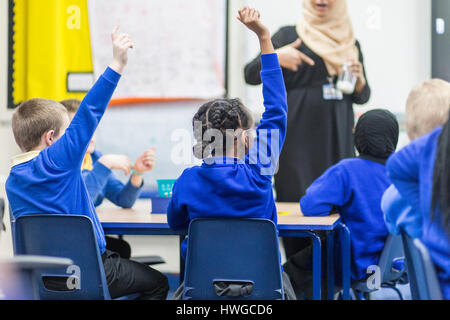 Gesamtansicht eines englischen Grundschule Klassenzimmer während einer Unterrichtsstunde Stockfoto