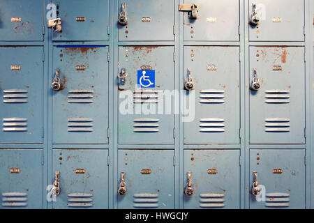 Wand-Schließfächer, eins mit Handicap-Symbol. Stockfoto