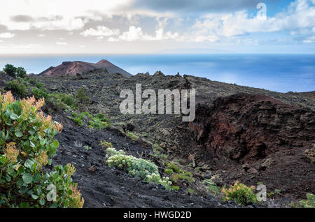 Cumbre Vieja, Fuencaliente. La Palma. Ein Blick entlang des Vulkans wicklung Ridge und geologische land Bildung. Sehr wenig Vegetation wächst in der Lava Rock der Cumbre Vieja Region. Es ist ein heller Tag bei schnell bewegten Wolken. Stockfoto