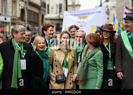 Dara O'Briain führte der 2017 St. Patricks Day Parade durch London in der Rolle des Großmarschalls neben Regierungsvertretern und Gäste Stockfoto