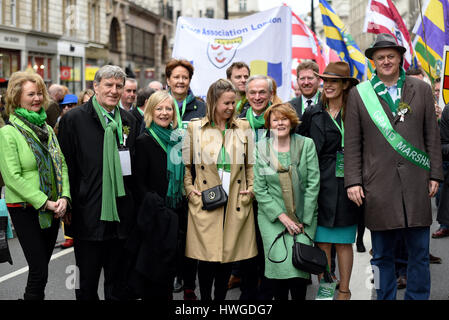 Dara O'Briain führte der 2017 St. Patricks Day Parade durch London in der Rolle des Großmarschalls neben Regierungsvertretern und Gäste Stockfoto