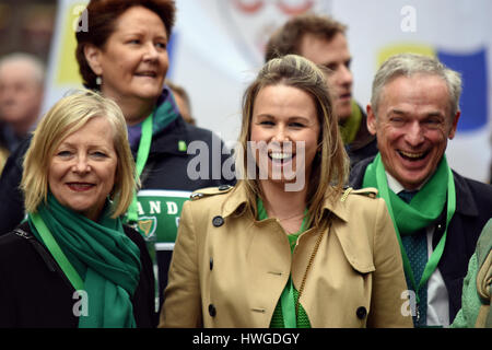 Leiter der 2017 St. Patrick's Day Parade durch London. Regierung Vertreter und Gäste Stockfoto