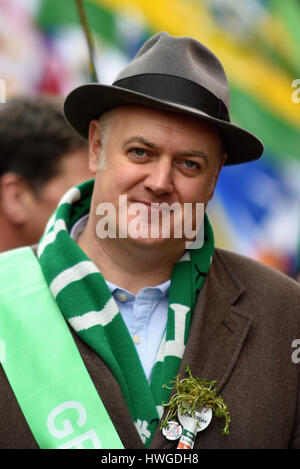 Dara O'Briain führte der 2017 St. Patricks Day Parade durch London in der Rolle des Großmarschalls neben Regierungsvertretern und Gäste Stockfoto