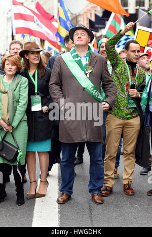 Dara O'Briain führte der 2017 St. Patricks Day Parade durch London in der Rolle des Großmarschalls neben Regierungsvertretern und Gäste Stockfoto