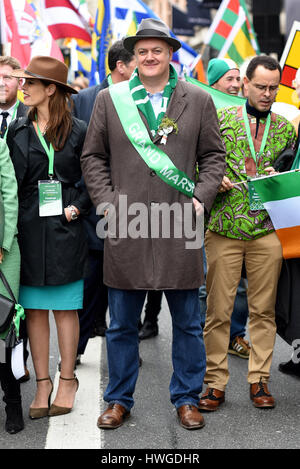 Dara O'Briain führte der 2017 St. Patricks Day Parade durch London in der Rolle des Großmarschalls neben Regierungsvertretern und Gäste Stockfoto