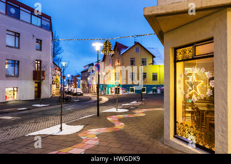 Reykjavik in der Weihnachtszeit. Blick auf Skolavordustigur Straße im zentralen Teil von Reykjavik zur Hallgrimskirkja Kirche, der Hauptstadt von I Stockfoto