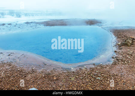 Strokkur Geysir auf geothermische Gebiet Haukadalur im Winter, Island Stockfoto