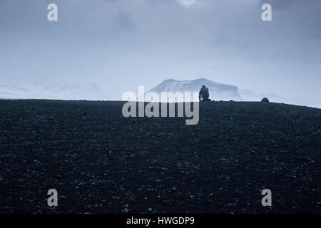 Der schwarze Sand Strand Reynisfjara und der Berg Reynisfjall von Dyrhólaey Vorgebirge in der südlichen Küste von Island. Stockfoto