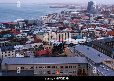 Blick auf Altstadt von oben der Kirchturm im Zentrum von Reykjavik in der Abenddämmerung, Island Stockfoto