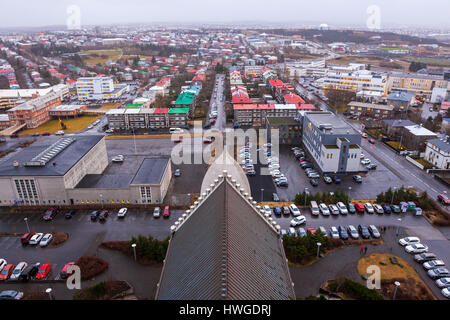 Blick auf Altstadt von oben der Kirchturm im Zentrum von Reykjavik in der Abenddämmerung, Island Stockfoto