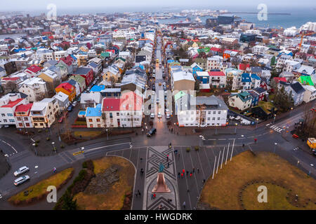 Blick auf Altstadt von oben der Kirchturm im Zentrum von Reykjavik in der Abenddämmerung, Island Stockfoto