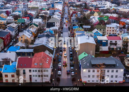 Blick auf Altstadt von oben der Kirchturm im Zentrum von Reykjavik in der Abenddämmerung, Island Stockfoto