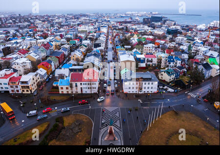 Blick auf Altstadt von oben der Kirchturm im Zentrum von Reykjavik in der Abenddämmerung, Island Stockfoto