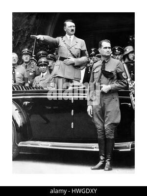 Reichskanzler Adolf Hitler und seinen persönlichen Vertreter Rudolf Hess, Recht, während einer NSDAP-Parade in Berlin, Deutschland, am 30. Dezember 1938. Minister für Propaganda Dr. Joseph Goebbels sehen auf der linken Seite des Bildes neben Hitler. Stockfoto