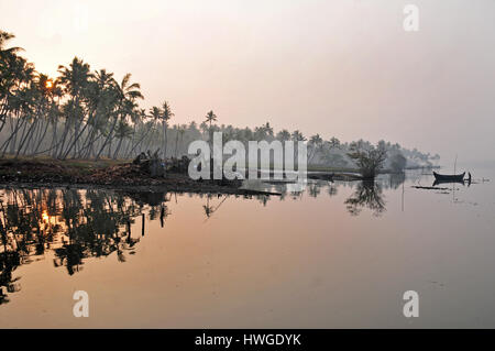 Fischer Boot nähert sich See Seite Markt Fisch in den frühen Morgenstunden am Kadinamkulam See in Chirayinkeeshu.thiruvananthpuram zu verkaufen. Stockfoto