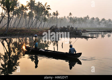 Fischer Boot nähert sich See Seite Markt Fisch in den frühen Morgenstunden am Kadinamkulam See in Chirayinkeeshu.thiruvananthpuram zu verkaufen. Stockfoto