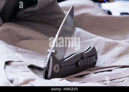 Taschenmesser auf Tuch Hintergrund. Graue Messer. Stockfoto