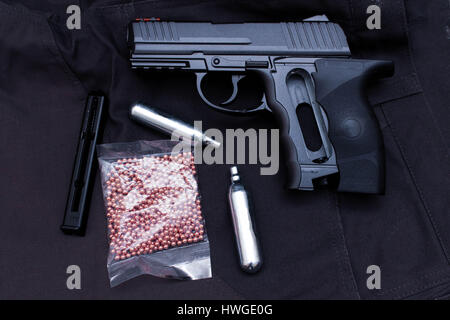 Pneumatische Makarov Pistole mit Kugeln und Gasflaschen. Stockfoto