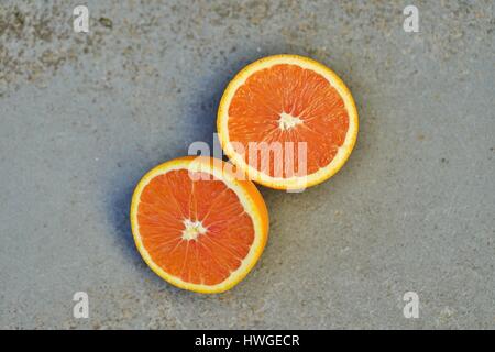 Cara Cara orange halbieren auf einem Stein Hintergrund Stockfoto