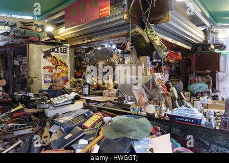 Hong Kong, Hong Kong SAR - 26. Januar 2017: Antiquitätenläden in der Cat Street in Hong Kong. Hollywood Road, obere Lascar Zeile aka Cat Street ist ein großer t Stockfoto