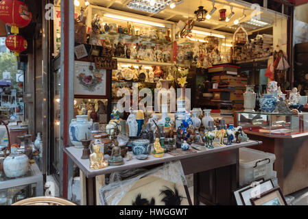 Hong Kong, Hong Kong SAR - 26. Januar 2017: Antiquitätenläden in der Cat Street in Hong Kong. Hollywood Road, obere Lascar Zeile aka Cat Street ist ein großer t Stockfoto