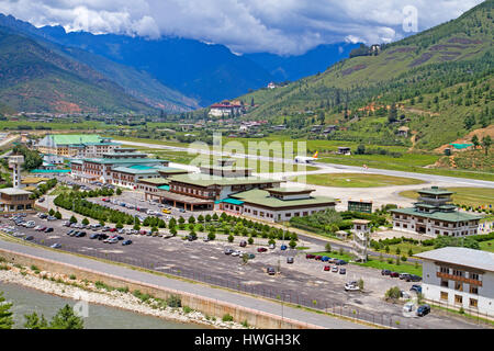 Flugzeug landet auf dem Flughafen Paro in Bhutan Stockfoto