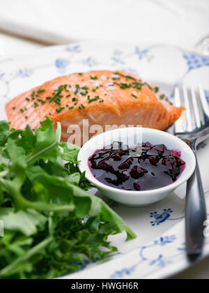 Braten, Lachs und rote Beete Stockfoto