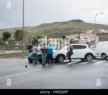 Verkehrsunfall mit zwei Autos im Retailpark in Spanien Stockfoto