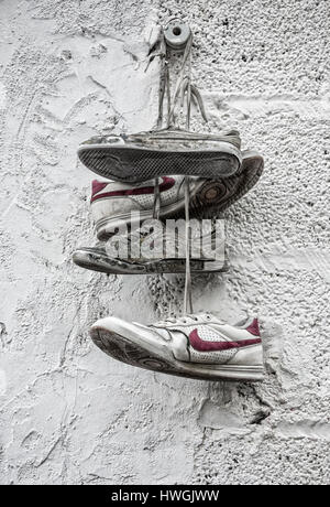 Alten Nike Trainer von Außenwand hängen. Stockfoto