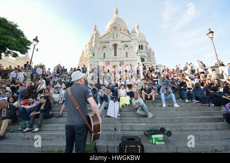 PARIS Frankreich 7. Juni 2015: Menschenmenge beobachten Musiker außen Sacre Coeur Paris Stockfoto