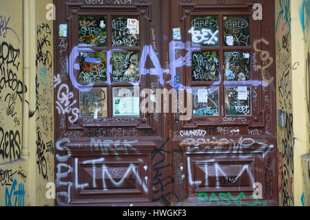 Graffiti, Eingangstuer, Gneisenaustrasse, Kreuzberg, Berlin, Deutschland Stockfoto