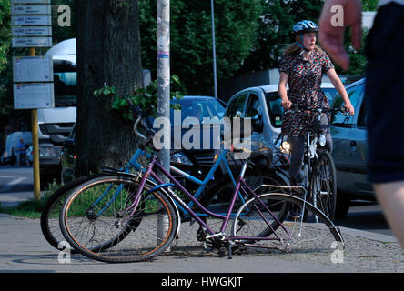 Schrottfahrraeder, Köpenicker Straße, Kreuzberg, Berlin, Deutschland Stockfoto