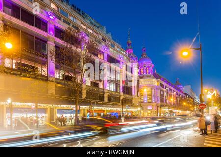 Frankreich, Paris, Boulevard Haussmann und die Schaufenster des Kaufhauses Printemps in den Weihnachtsferien Stockfoto