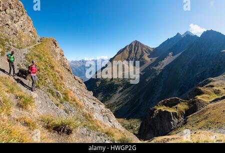 Italien, Valle d ' Aosta, Aosta, Pila, Wanderer, absteigend in Richtung Tierheim Arbollé (2495m) aus dem gleichnamigen Pass Stockfoto