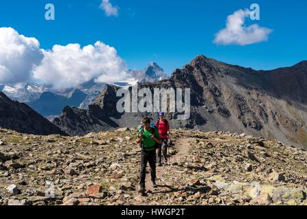 Italien, Valle d'Aosta, Aosta, Pila, Wanderer Wandern im Tal des Arbolle in Richtung Col de La Valette (3242 m) im Hintergrund der Gipfel des Grivola (3 969 m) Stockfoto