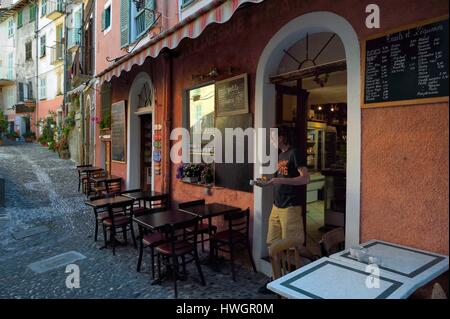 Frankreich, Alpes Maritimes, Roya Valley (Hinterland von Nizza), am Fuße des Nationalpark Mercantour, Fontan, Jerome Lion vor seinem Lebensmittelgeschäft - bistro Petite Epicerie am frühen Morgen Stockfoto