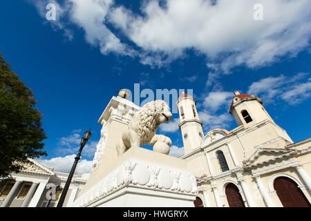 Cuba, Cienfuegos Provinz, Cienfuegos, historischen Zentrum als Weltkulturerbe von der UNESCO, Statue eines Löwen vor der Purisima concepcion Kathedrale am Parque José Marti (Jose Marti Platz) Stockfoto