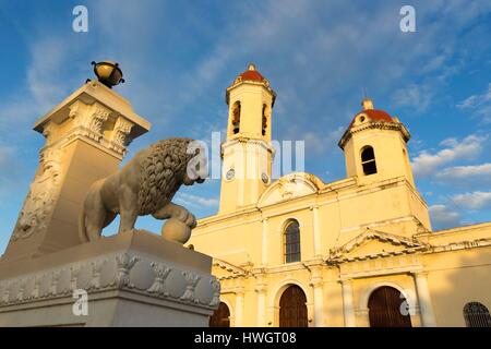 Cuba, Cienfuegos Provinz, Cienfuegos, historischen Zentrum als Weltkulturerbe von der UNESCO, Statue eines Löwen vor der Purisima concepcion Kathedrale am Parque José Marti (Jose Marti Platz) Stockfoto