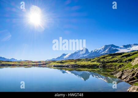 Frankreich, Hautes-Alpes, Oisans-Massivs, Wandern auf der Hochebene d'Emparis auf GR 54, die Meije massiv sich in dem schwarzen See spiegelt (Alt: 2435m) Stockfoto