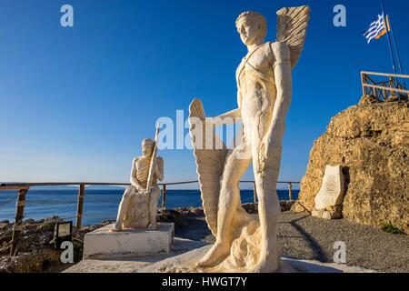 Griechenland, Kreta, Messara Bucht, Agia Galini, Statuen von Ikarus und Daedalus bereit um zu fliegen, um König Minos zu entkommen Stockfoto