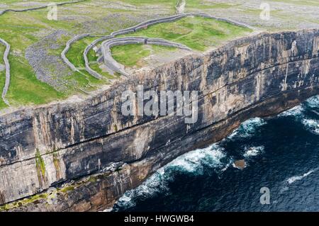 County Galway, Irland-Aran-Inseln, Klippen von Inishmore, Dun Aengus (Luftbild) Stockfoto