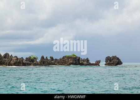 Philippinen, Mindoro, Apo Reef Naturpark, Limeston auf Binangaan Insel Stockfoto