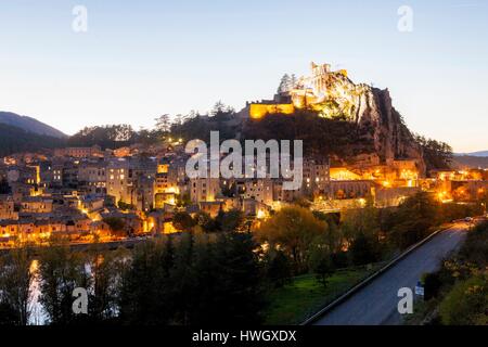 Frankreich, Alpes de Haute Provence, Sisteron und den Felsen von La Baume, an den Ufern des Flusses Durance Stockfoto