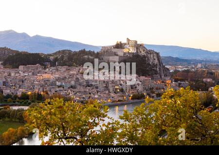 Frankreich, Alpes de Haute Provence, Sisteron und den Felsen von La Baume, an den Ufern des Flusses Durance Stockfoto