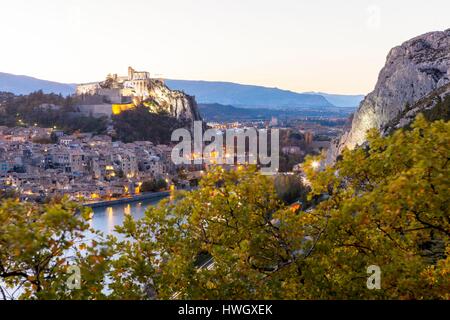 Frankreich, Alpes de Haute Provence, Sisteron und den Felsen von La Baume, an den Ufern des Flusses Durance Stockfoto