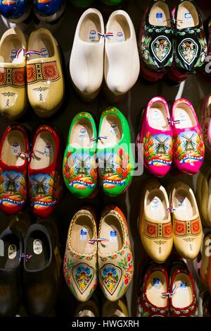 Niederlande, Amsterdam, Souvenir holländische Holzschuhe Stockfoto