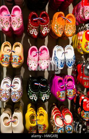 Niederlande, Amsterdam, Souvenir holländische Holzschuhe Stockfoto