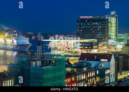 Niederlande, Amsterdam, Östliches Hafengebiet, erhöht mit Blick auf den Hafen mit Muziekgebouw/Bimhuis Konzerthalle, Dämmerung Stockfoto